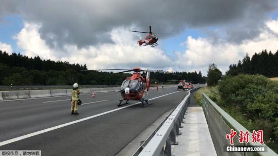 警方发生严重事故后，高速公路关闭，导致M1交通混乱