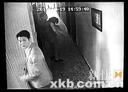 突发新闻：溜进受害者房间摸她们脚的强奸酒店工作人员被判入狱13年