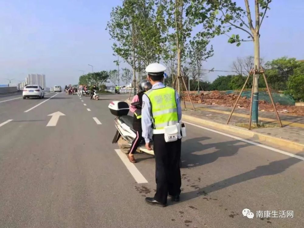 突发新闻：曼彻斯特撞车事故：警察在“与被盗汽车正面相撞”后入院治疗