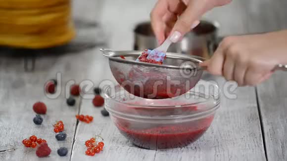 突发新闻：梅根·马克尔分享了一段罕见的视频，视频中母女俩在家做果酱