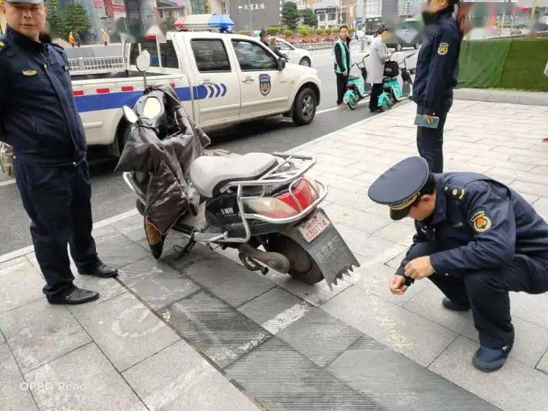 在动荡不安的巴基斯坦西南部，一枚针对安全车辆的路边炸弹炸死4名士兵