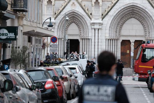 法国清真寺持刀行凶嫌疑人在杀害一名穆斯林礼拜者后仍然在逃