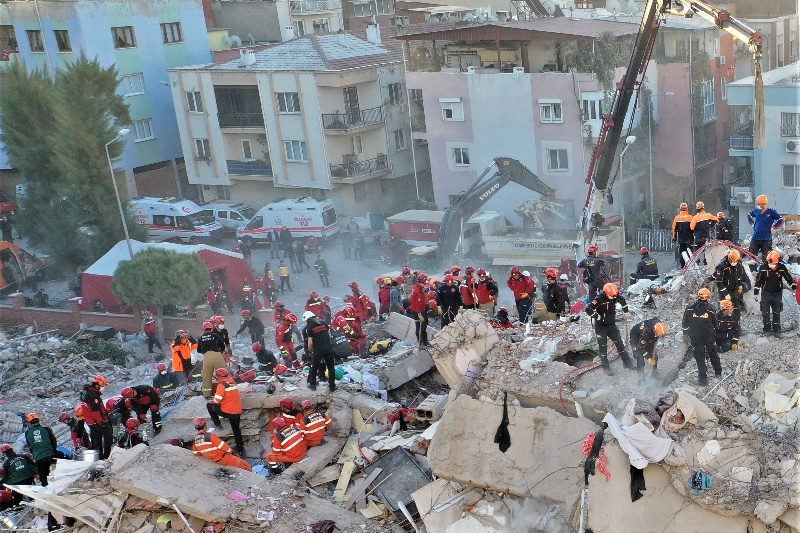 伊斯坦布尔地震现场直播：土耳其发生6.2级地震，人们惊恐地逃离