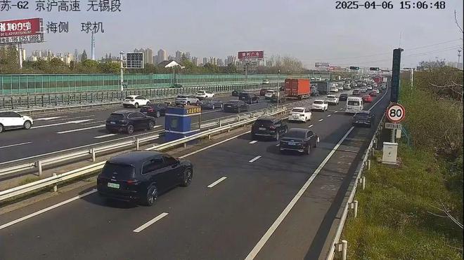 警方发生严重事故后，高速公路关闭，导致M1交通混乱