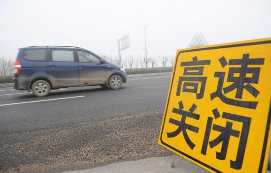 警方发生严重事故后，高速公路关闭，导致M1交通混乱