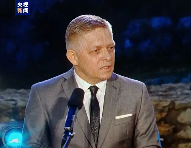 安德鲁王子在性侵指控者弗吉尼亚·朱弗尔去世后首次露面